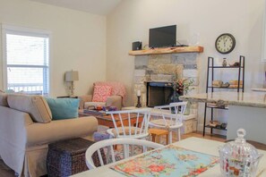 Una Smart TV, una chimenea, un reproductor de DVD, libros
