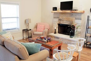 Smart TV, fireplace, DVD player, books - The Cottage, A Tranquil Pet-Friendly Retreat on 42 Acres at Lost Pines Shire (Paige)