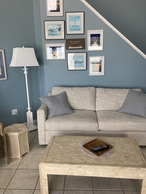 Living area - Lake Erie Beauty.... (Port Clinton)
