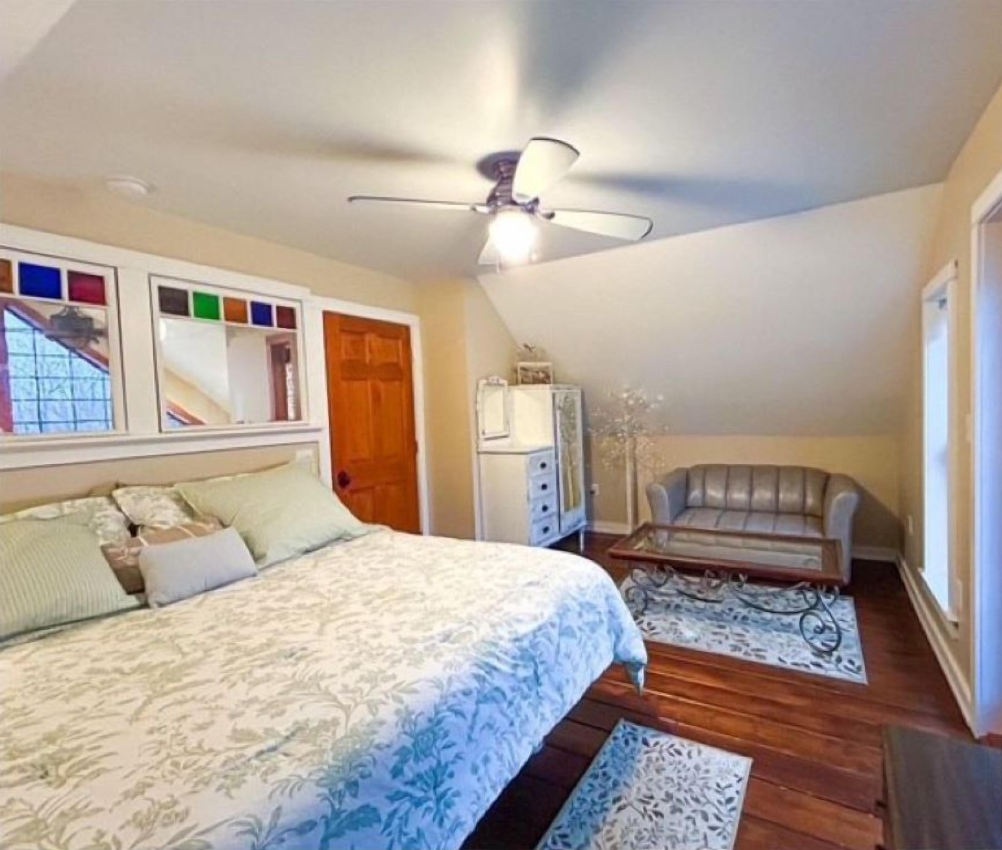 3 bedrooms, iron/ironing board, WiFi (free), bed sheets