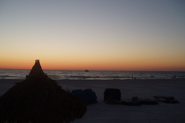 Chaises longues, serviettes de plage