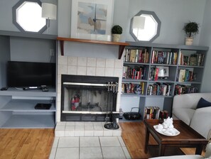 Smart-TV, Kamin, Netflix, DVD-Player