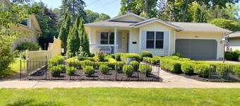  ONLY DELUXE HOME ON THE HILL, HEATED POOL, WALK TO TOWN, FIREPLACE, PETS OK