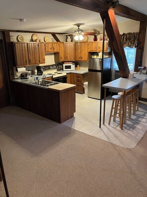 Kjøleskap, mikrobølgeovn, ovn og kokeplater