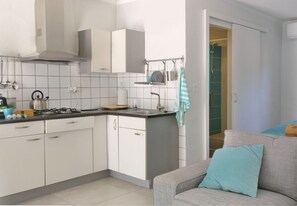 Jääkaappi, liesi, kahvin-/teenkeitin, leivänpaahdin