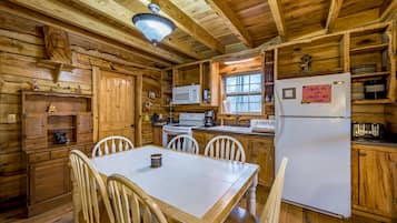 Refrigerador con congelador, microondas, horno y parrilla de estufa