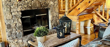 Smart-TV, Kamin, Bücher