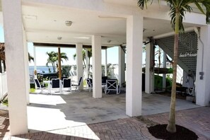 Unclassified image, 4 of 68, button