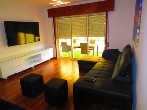 Televisión, chimenea, tenis de mesa y estéreo 