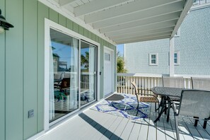 Outdoor dining - Wrightsville Beach Condo: Steps to Sand & Dining! (Wrightsville Beach)