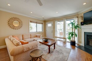 TV, DVD player, books, stereo - Wrightsville Beach Condo: Steps to Sand & Dining! (Wrightsville Beach)