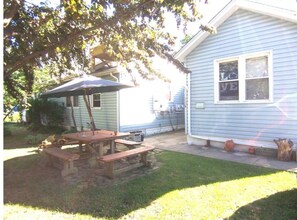 Outdoor dining - Hideaway in the middle of everything (Annapolis)