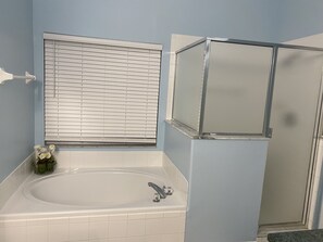 Badewanne und Dusche (separat), Haartrockner, Handtücher, Seife