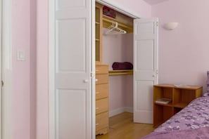 2 bedrooms, desk, iron/ironing board, free WiFi