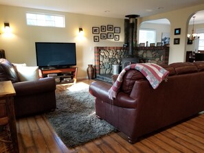 TV connectée, cheminée, lecteur de DVD, table de tennis de table