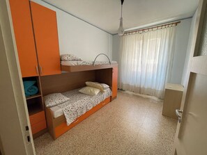 3 bedrooms, iron/ironing board, travel crib, free WiFi