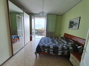 3 bedrooms, iron/ironing board, travel cot, free WiFi