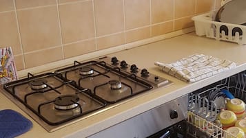 Frigorifero, microonde, forno, piano cottura