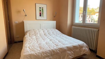 3 dormitorios, tabla de planchar con plancha, cuna de viaje