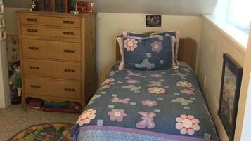 2 bedrooms, desk, free WiFi, bed sheets