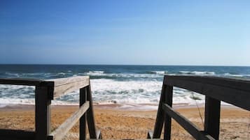 Sulla spiaggia, lettini da mare, teli da spiaggia