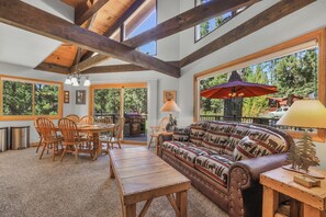 スマートテレビ、暖炉、DVD プレーヤー、書庫