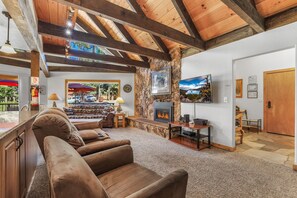 Smart TV, fireplace, DVD player, books - Family Friendly-Prestigious Neighborhood-10 min to Heavenly & Lake, Quiet Area (South Lake Tahoe)