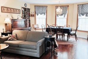 Smart TV, fireplace, DVD player, books - Gorgeous sunsets, short walk to beach access (Glenn)