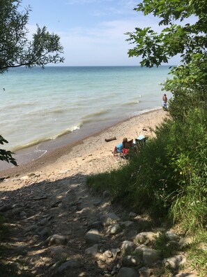 Nær stranden og solsenger