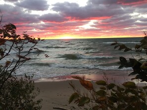 Beach nearby, sun-loungers - Gorgeous sunsets, short walk to beach access (Glenn)