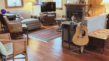 Smart TV, fireplace, DVD player, books