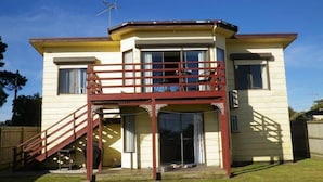 Et toetagers hus med balkon, trappe og garage.