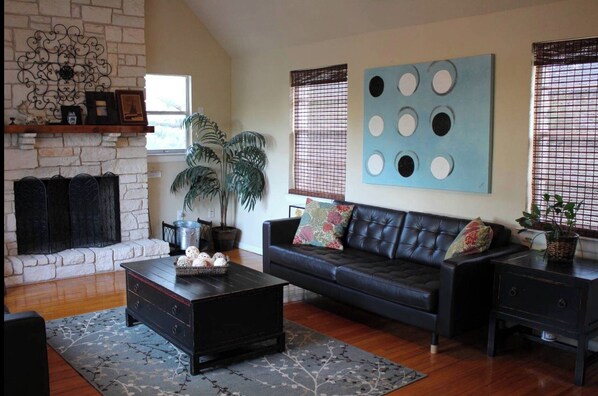 Televisión y chimenea 