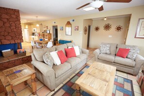 TV, caminetto, lettore DVD, videoteca