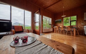 TV, DVD player, livros, aparelho de som