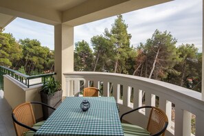 Outdoor dining - Superior One-Bedroom Apartment With Balcony And Swimming Pool (Trogir)