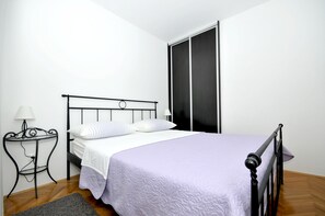 1 bedroom, in-room safe, iron/ironing board, free WiFi