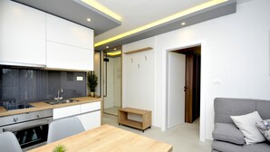Une cuisine moderne avec une table en bois, un four encastré et un évier.