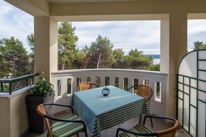 Outdoor dining - Superior One-Bedroom Apartment With Balcony And Swimming Pool (Trogir)