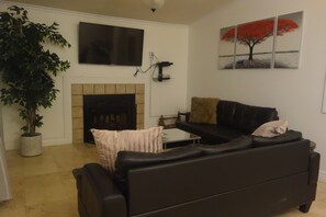 Téléviseur connecté, foyer, lecteur de DVD, sélection de films