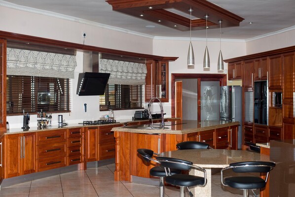 Een koelkast, een microgolfoven, een oven, een kookplaat