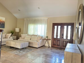 Smart TV, caminetto, Netflix, libri