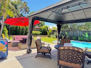 Outdoor dining - Spacious and comfy! Private Yard, Pool, Close to Beaches, Hiking, Golf & Shops! (Encinitas)
