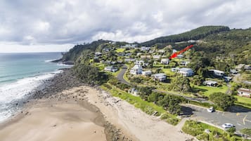 Ubicación cercana a la playa, tumbonas y toallas de playa