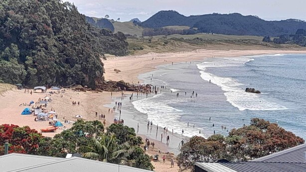 A beach with tents and a small building. - Fantastic Family Holiday Home with Breathtaking Views over Hot Water Beach (Hot Water Beach)