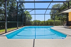Outdoor pool, a heated pool, sun loungers - VERY CLEAN & SPACIOUS! Pool, Game Room, BBQ, 2 King Masters--Close to Disney! (Clermont)