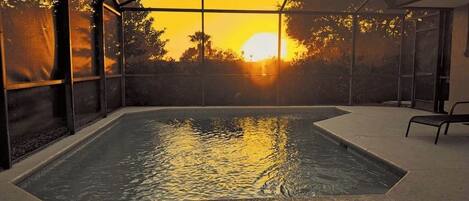 Alberca al aire libre, alberca climatizada y camastros