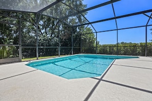 Outdoor pool, a heated pool, sun loungers - VERY CLEAN & SPACIOUS! Pool, Game Room, BBQ, 2 King Masters--Close to Disney! (Clermont)