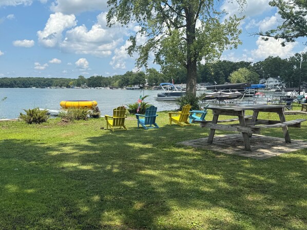 Outdoor dining - Frog Hollow at Viewpoint Beach on Magician Lake, Sister Lakes, MI 49047 (Dowagiac)