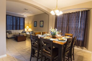 Dining - Luxury/magnificent Pool/Spa Lakefront View Free WiFi Game Room (Kissimmee)